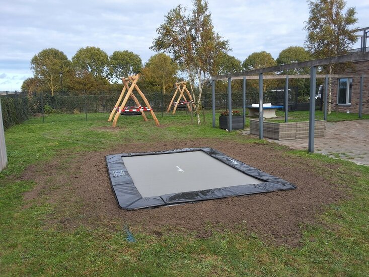 Rechthoekige trampoline ingegraven