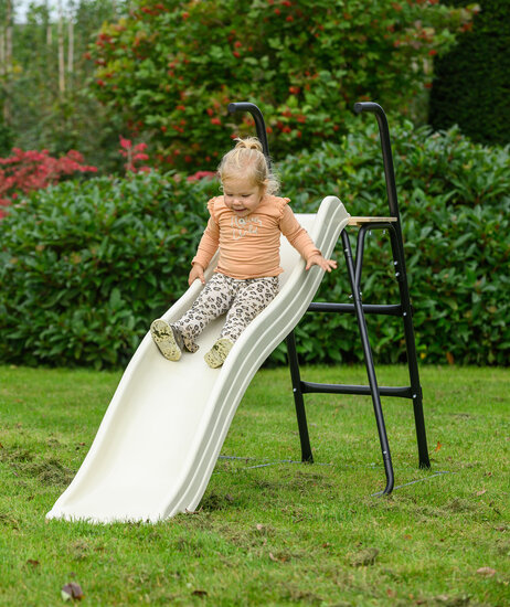 meisje glijdt van glijbaan die gemonteerd is aan Vrijstaande Ladder Zwart met platformhoogte 90 cm exclusief Glijbaan