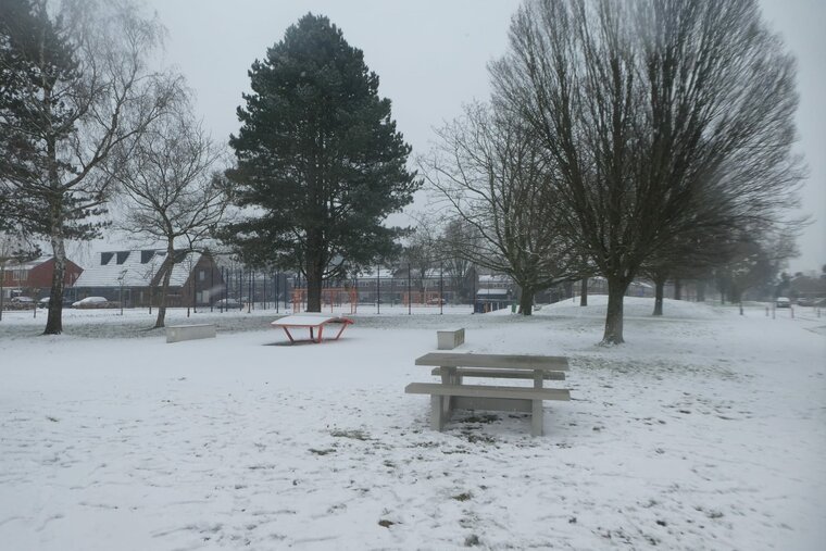Naturel Betonnen Picknickset Standaard met onderstel sneeuw