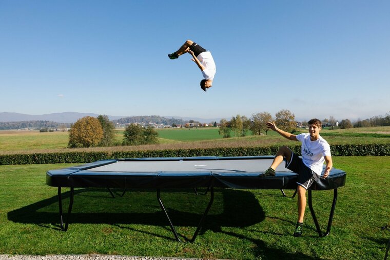 jongens springen op Akrobat Trampoline Primus Challenger PLUS 520x305 cm met veiligheidsnet