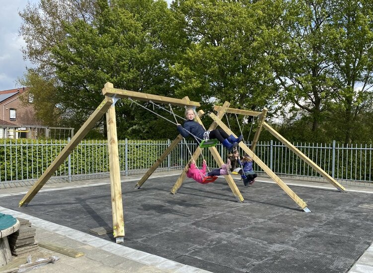 Spelende kinderen op de White Rhino Q-Line Schommel Ridge 4 haken Openbaar