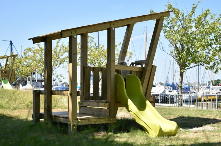 White Rhino Q-Line Speeltoestel Surf Shack Openbaar kind kijkt door de telescoop