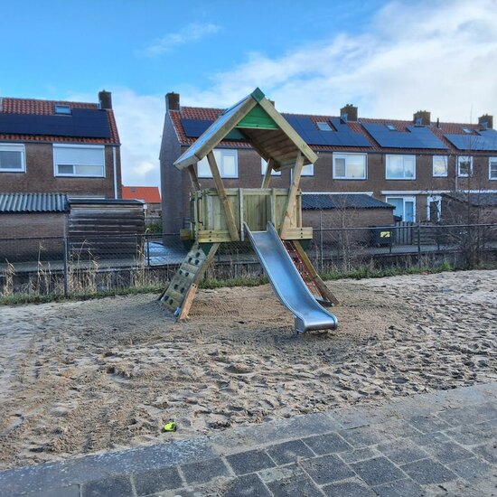 Sfeer foto Speeltoestel met glijbaan Hy-land Q2 met RVS glijbaan