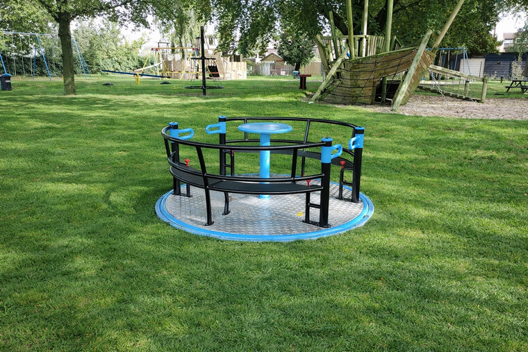 Blauwe carrousel voor mindervalide