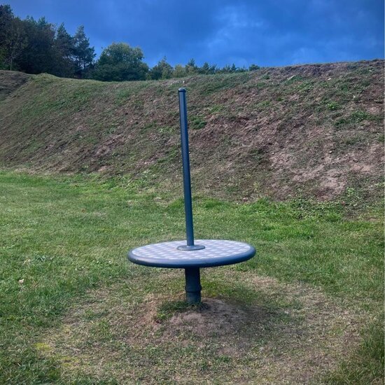 Twister &Oslash;67 cm met Paal geplaatst op gras