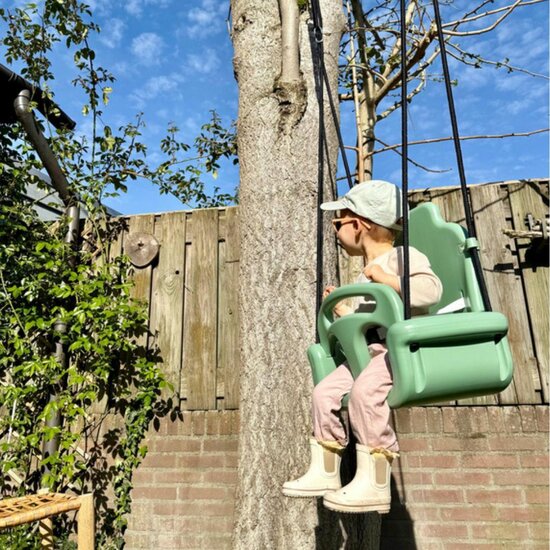 B-Play Babyschommel Groeimodel Pastel groen met BR touwen zwart in gebruik zomer