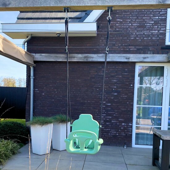 B-Play Babyschommel Groeimodel Pastel groen met BR touwen zwart in tuin geheel 