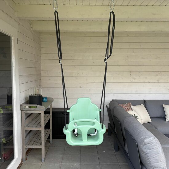 B-Play Babyschommel Groeimodel Pastel groen met BR touwen zwart hangend aan veranda 