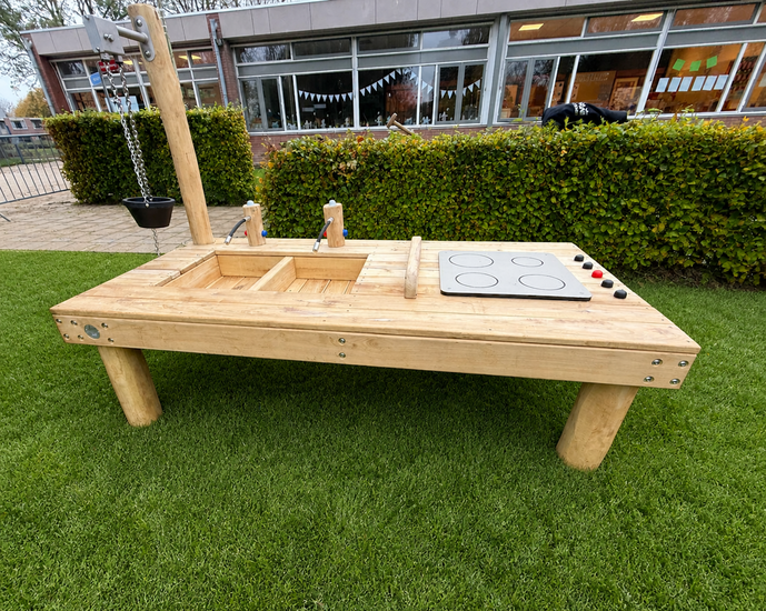 Robinia Speelkeuken met 2 Bakken inclusief Zandtakel op gras geplaatst