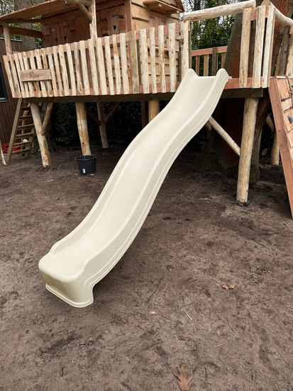 Losse glijbaan Pastel Wit 220 cm voor Platformhoogte 115 - 125 cm in gebruik