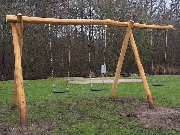 Robinia Schommel met uitsteek en 3 schommelzitjes Openbaar