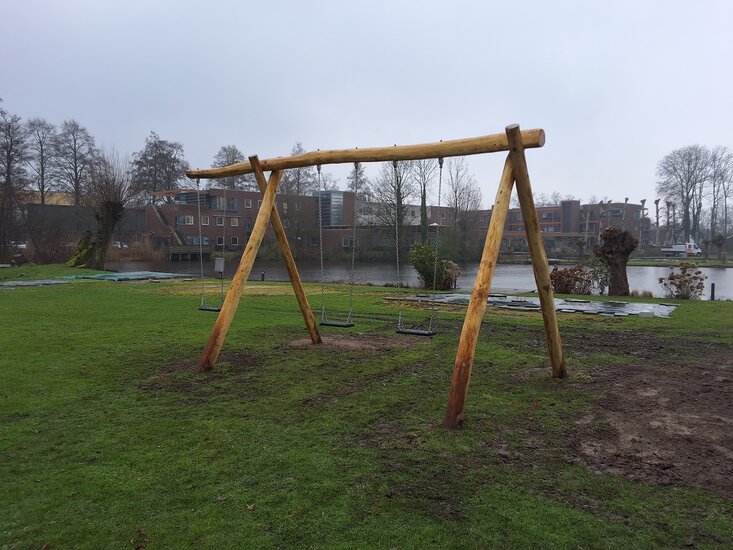 Sfeerfoto Robinia Schommel met uitsteek en 3 schommelzitjes Openbaar