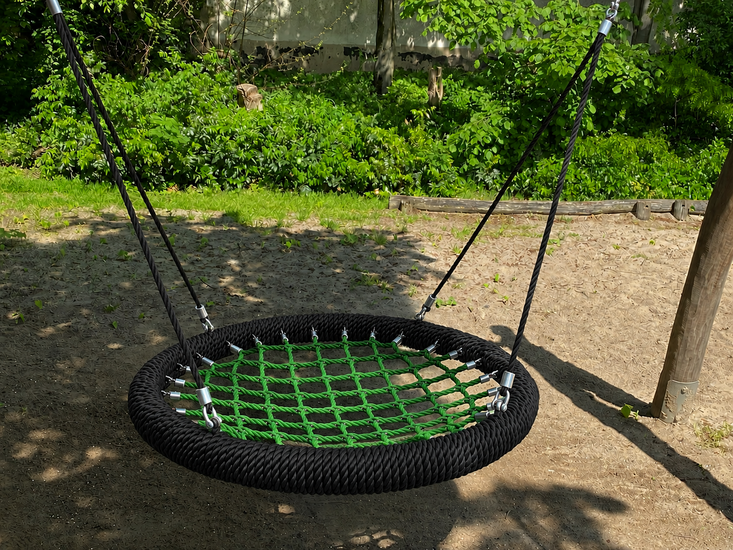 Nestschommel Zwart/Groen Eco-Design Openbaar &Oslash;100cm gemonteerd in groene omgeving