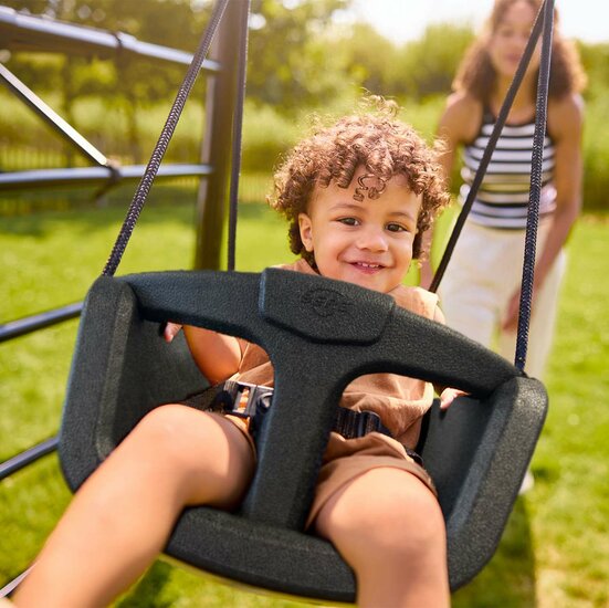 kind schommelt in BERG Babyschommel Grijs/Zwart