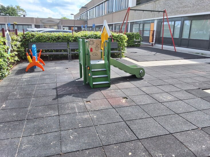 Zijkant Ledon Speeltoren MiniPlay Anne Openbaar
