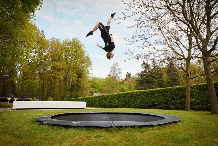BERG mood afbeelding van Stuntende tiener op de Elite trampoline