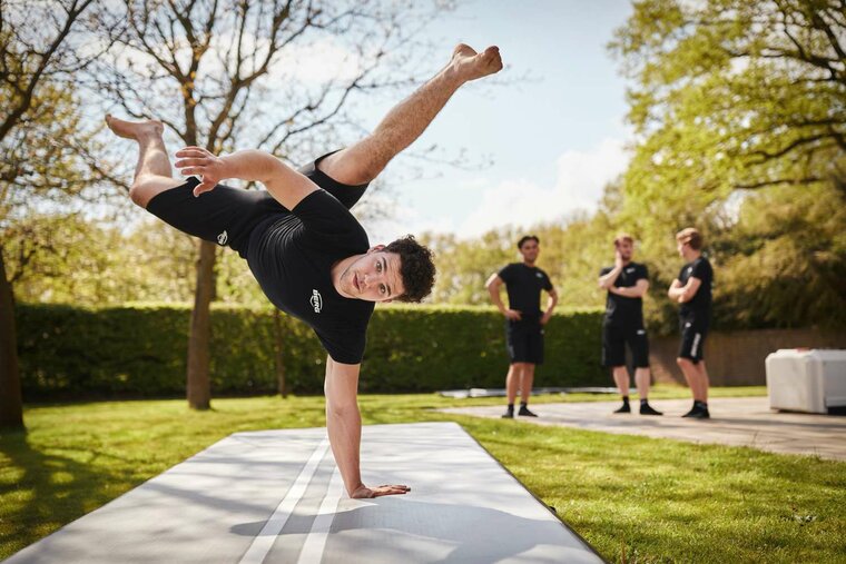 BERG mood afbeelding van breakdancende tiener