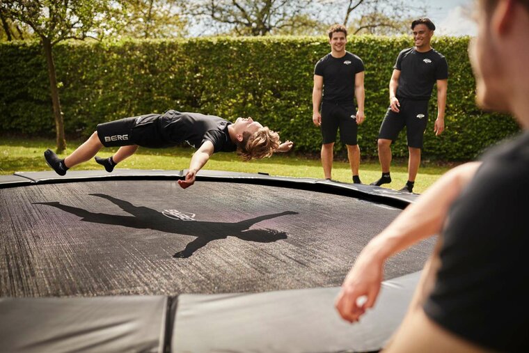 BERG mood afbeelding van springende tiener met andere tieners kijkend op de Elite trampoline
