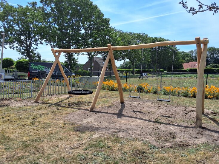 Robinia Schakelschommel met schommelzitjes naar keuze Openbaar sfeerfoto