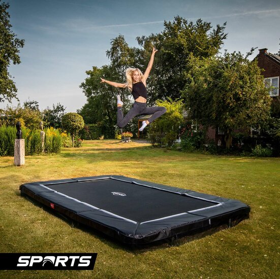 BERG Mood afbeelding springend kind op inground trampoline