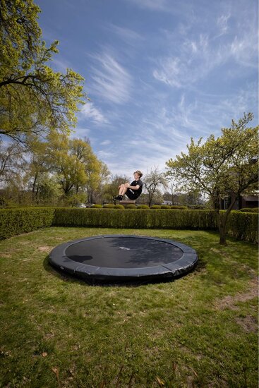 BERG Mood springende jongen op ronde favorit inground trampoline