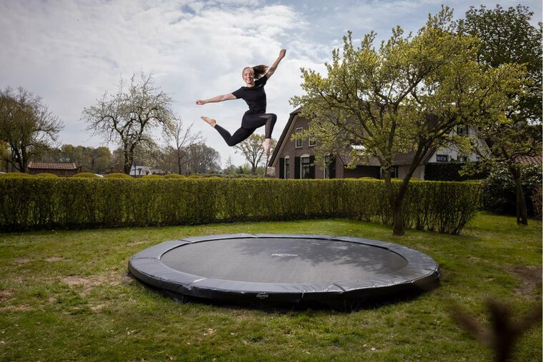 BERG Mood Stuntende dame op ronde favorit inground trampoline