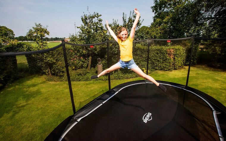 BERG Mood afbeelding springend kind op inground trampoline