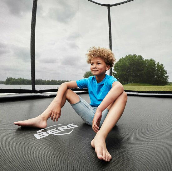 BERG mood afbeelding van kind op zittend op de trampoline