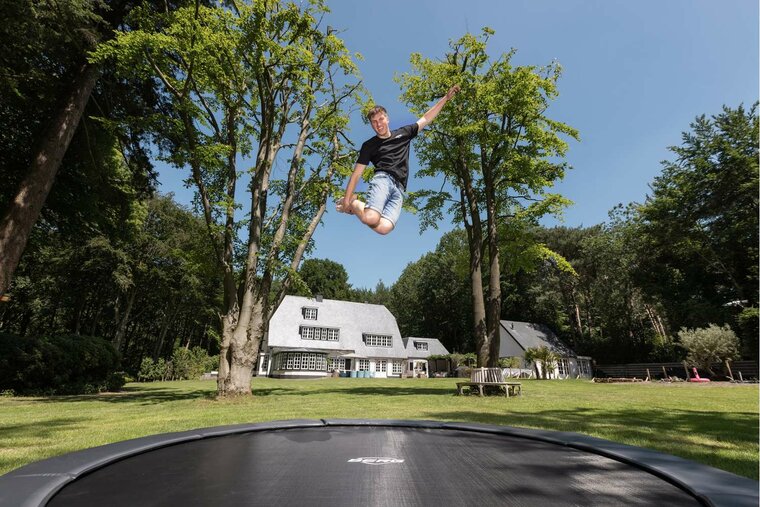 BERG mood afbeelding van hoog springende tiener dichtbij op de Elite trampoline