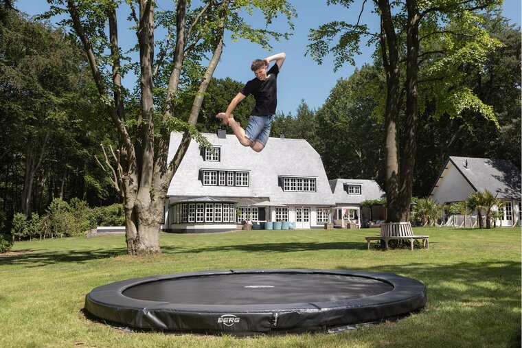 BERG mood afbeelding van Stuntende tiener op de Elite InGround trampoline