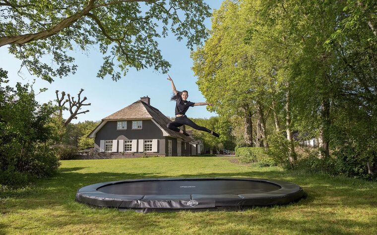 BERG mood afbeelding van Stuntende tiener op de Grand Elite InGround trampoline