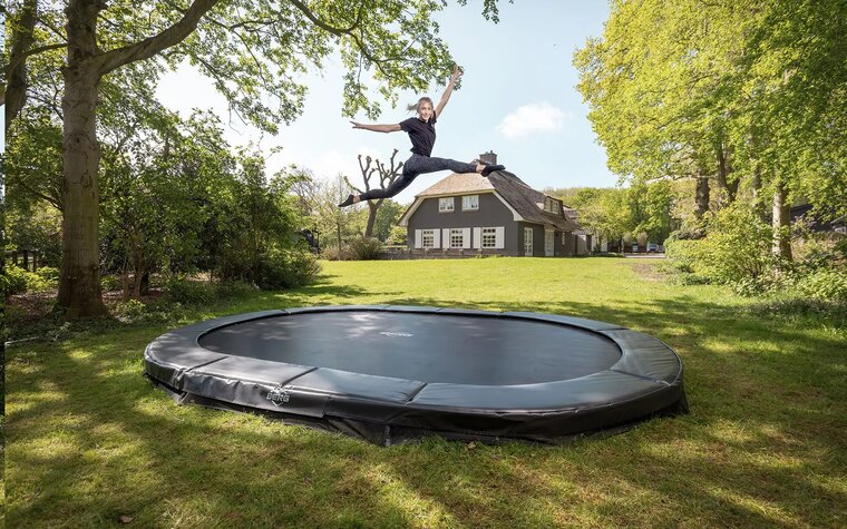 BERG mood afbeelding van hoog springend meisje op de Grand Elite trampoline