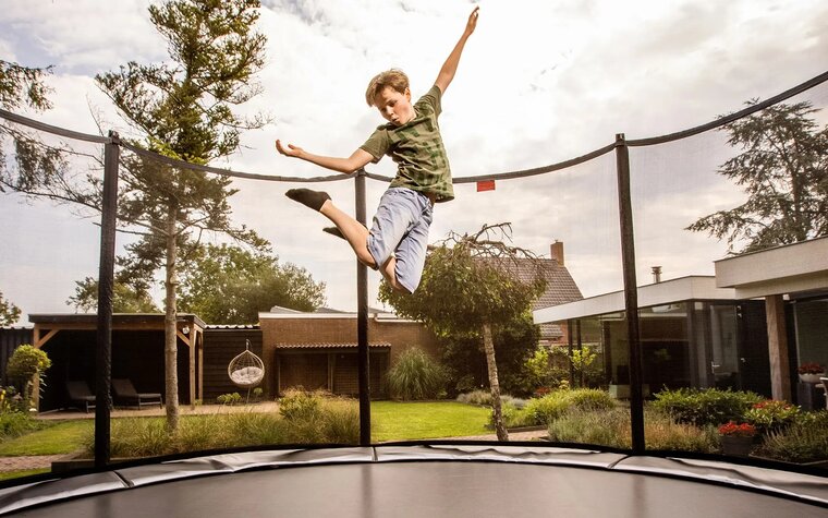 BERG Mood afbeelding springend kind op inground trampoline