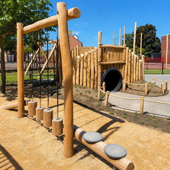 B-Play Robinia houten Parcours - Zwevende paaltjes sfeerfoto in een parcours