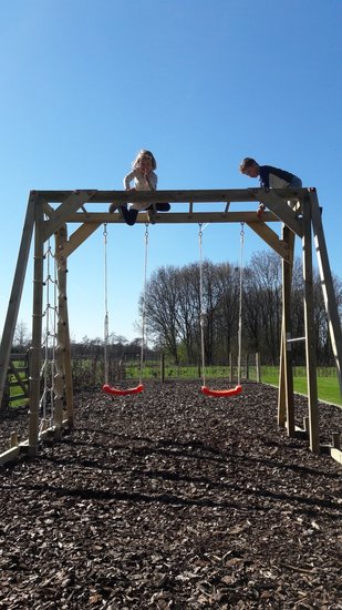 Apenbrug met schommelzitjes