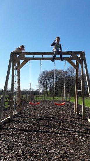 Apenbrug met spelende kinderen