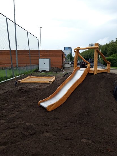 Talud/platform 200cm met glijbaan gemaakt van RVS en Robinia hout