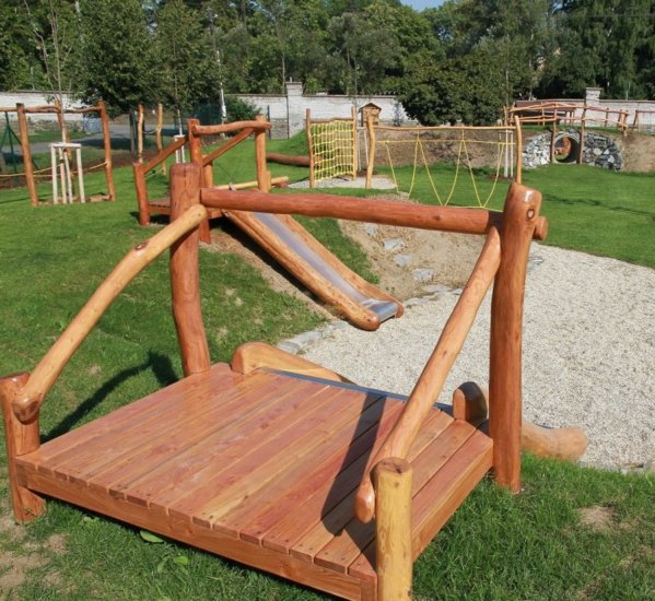 Talud/platform 150cm met glijbaan gemaakt van RVS en Robinia hout. 