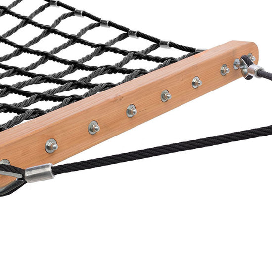 detailfoto van de houten dwarsbalk van de Hangmat in gewapend touw inclusief palen