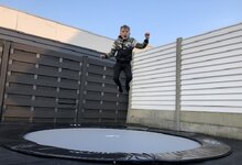 Sfeerfoto akrobat trampoline