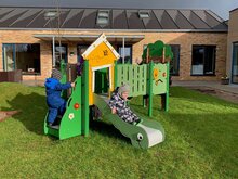 sfeerfoto speel toren speelhuis glijbaan kinderen