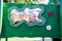 sfeerfoto kinderen voor raam speeltoestel