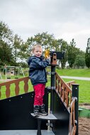 sfeerfoto kind met verekijker piraten schip boot