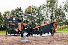 sfeerfoto met piraten schip veer toestel haai