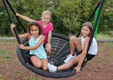 sfeerfoto kinderen schommelen op nestschommel