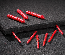 detailfoto van de penen van Rubberen Tegel *SBR** 50x50x7,5cm Rood met Pen/Gatverbinding