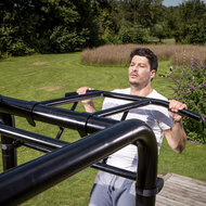 sfeerfoto van de Berg Playbase Pull Up Bar met sportende man