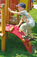 sfeerfoto met kind van het rode trapje/klimmuurtje van het Europlay Speeltoestel Klein Duimpje