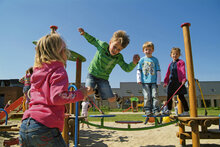 sfeerfoto met kinderen op de ronde speelplateaus van het Europlay Speeltoestel Alice in Wonderland