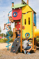 sfeerfoto van het Europlay Speeltoestel de drie Biggetjes van de meest rechtste toren waar kinderen in spelen